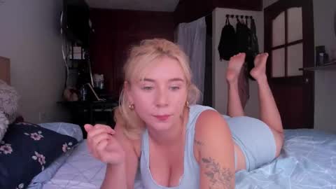 Snapshot of melodypetitex chatting on 09.20.25 sophia online show from 09.20.25