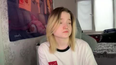 Snapshot of meowki4 chatting on 01.01.25 meowme online show from 01.01.25