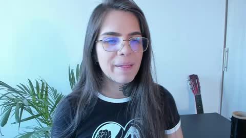Snapshot of meurief chatting on 05.19.26 Meurif online show from 05.19.26