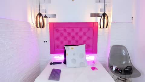 Mia Blonde online show from 02.18.25