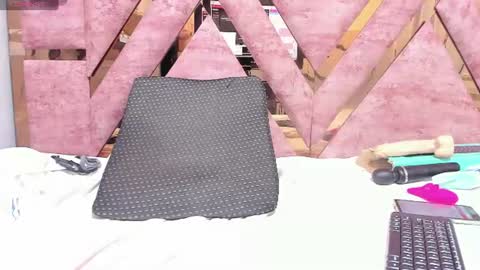 Snapshot of mia_alvares chatting on 07.28.26 Mia online show from 07.28.26