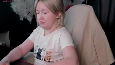 Snapshot of mia_ferd chatting on 04.26.26 Mia online show from 04.26.26