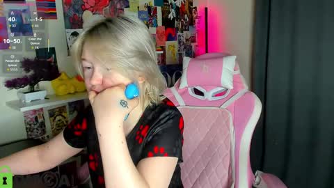 Snapshot of mia_ferd chatting on 04.27.26 Mia online show from 04.27.26
