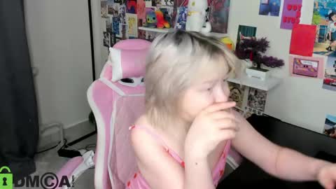 Snapshot of mia_ferd chatting on 05.05.26 Mia online show from 05.05.26