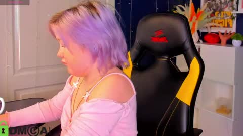 Snapshot of mia_ferd chatting on 05.19.26 Mia online show from 05.19.26