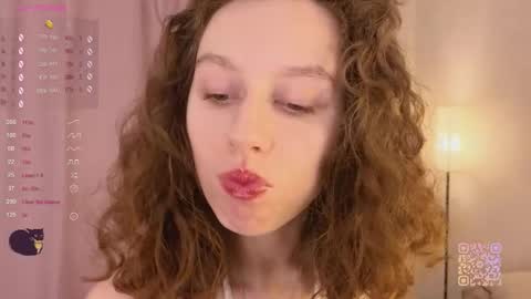Snapshot of mia_frizz chatting on 11.21.25 Mia online show from 11.21.25