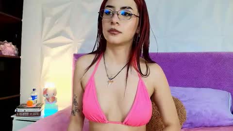 Snapshot of mia_lou_ chatting on 09.26.25 Mia online show from 09.26.25