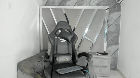 mia_petiteht online show from 04.06.26