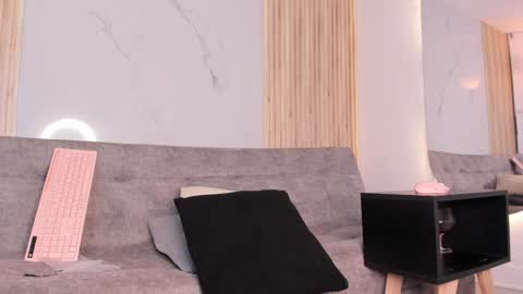 Snapshot of mia_ravenn chatting on 12.10.24 Mia online show from 12.10.24