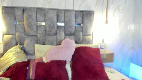 Mia Roux online show from 02.06.26