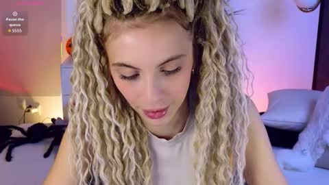 Mia online show from 10.31.25