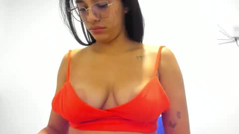 Snapshot of mia_tayllor2 chatting on 09.17.25 Mia and Devin online show from 09.17.25