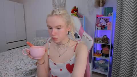 Snapshot of mia_waterlily chatting on 02.10.26 Mia online show from 02.10.26