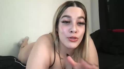 Mia Moji online show from 12.22.25