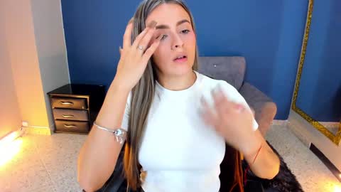 Snapshot of miacarperrlux chatting on 01.27.25 MiaCarper online show from 01.27.25