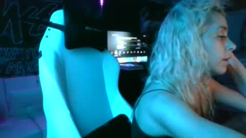 Snapshot of miaellababy chatting on 09.24.25 miaellababy online show from 09.24.25