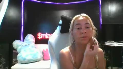 Snapshot of miaellababy chatting on 10.27.25 miaellababy online show from 10.27.25