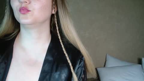 Snapshot of miafoxisja chatting on 09.19.25 MiaFoxisJa online show from 09.19.25