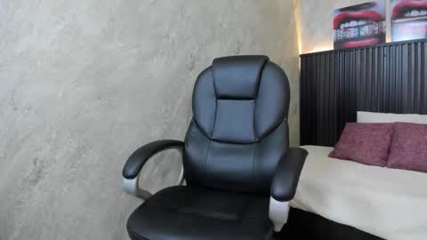 Snapshot of miafoxx__1 chatting on 11.21.25 Mia online show from 11.21.25