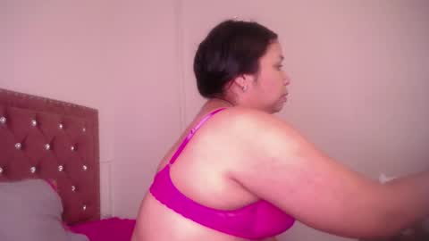 Snapshot of miafuegolatino chatting on 02.17.26 mia online show from 02.17.26