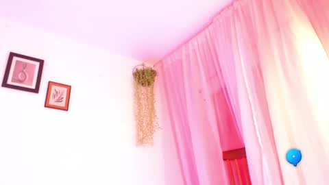 Snapshot of miaknox chatting on 01.09.25 Mia online show from 01.09.25