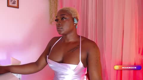 Snapshot of miaknox chatting on 02.03.25 Mia online show from 02.03.25