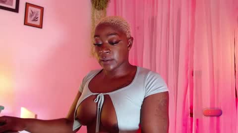 Snapshot of miaknox chatting on 02.05.25 Mia online show from 02.05.25