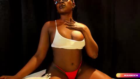 Mia online show from 12.23.25