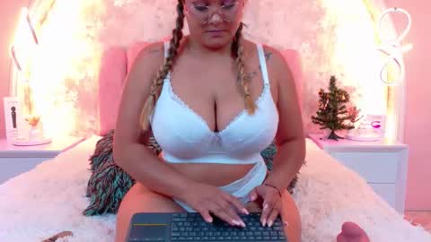 Mia online show from 12.14.25