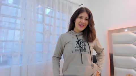 Snapshot of miaqueen021 chatting on 01.29.25 Sweetie Mia online show from 01.29.25