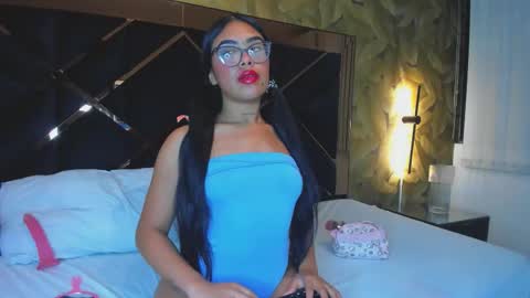 Mia Thompson online show from 12.03.25