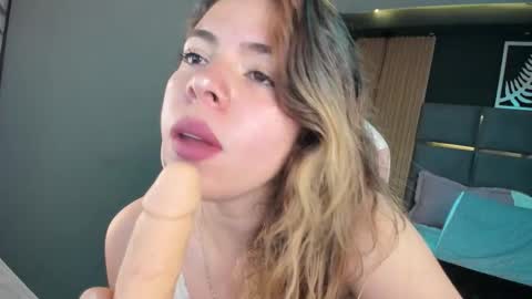 miatorres4 online show from 11.04.25