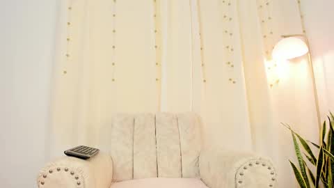 Miavenuss 1 online show from 11.10.25