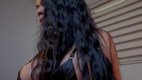 Mia online show from 09.19.25