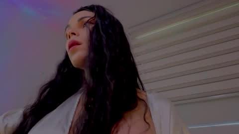 Mia online show from 09.26.25