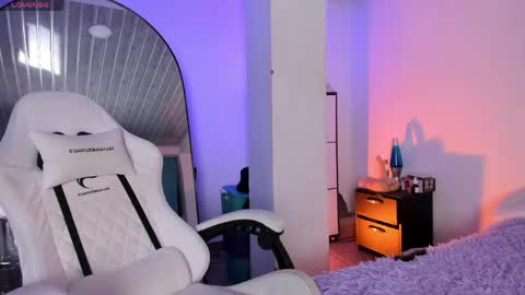Mia Villalobos online show from 04.30.26