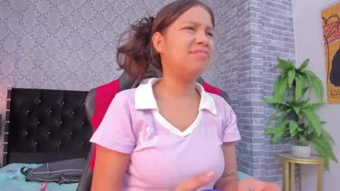 Snapshot of michelle_and_roger chatting on 02.14.25 Michelle y Roger online show from 02.14.25