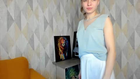 Snapshot of michelle_blond chatting on 02.18.25 michelle_blond online show from 02.18.25