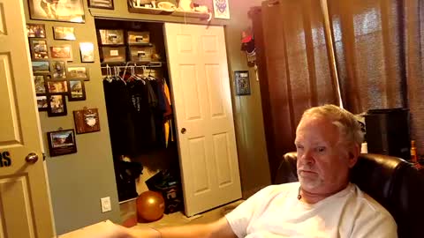 Snapshot of midwestdad09 chatting on 10.18.25 midwestdad09 online show from 10.18.25