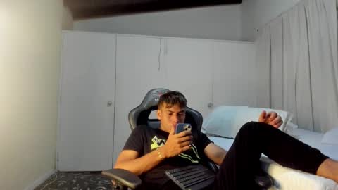 Miguel Hernandez online show from 03.11.25