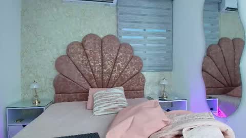 Mia  online show from 12.15.25