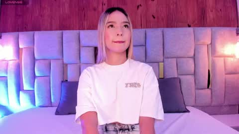 Snapshot of miia_reeves_ chatting on 05.16.26 Mia online show from 05.16.26