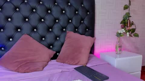 Snapshot of miia_taylor_1_ chatting on 03.06.25 Mia online show from 03.06.25