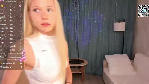 Snapshot of mikaelataron chatting on 04.20.26 Angel girl online show from 04.20.26