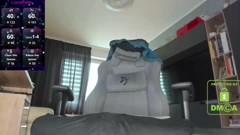 Snapshot of mikavfr chatting on 12.04.25 Mika online show from 12.04.25