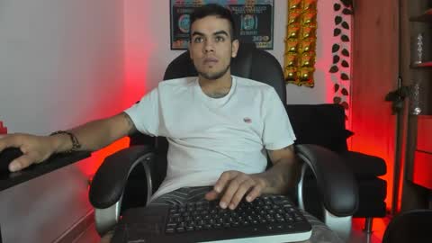 Snapshot of mikee_scooth chatting on 01.04.25 mikee_scooth online show from 01.04.25