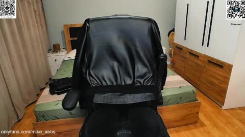 Snapshot of mikestrip chatting on 04.06.26 Mike online show from 04.06.26