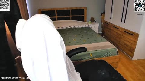 Snapshot of mikestrip chatting on 04.07.26 Mike online show from 04.07.26