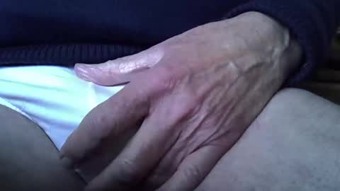 Snapshot of mikeybed chatting on 01.08.25 mikeybed online show from 01.08.25