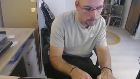 Snapshot of mikmik91 chatting on 10.15.25 mikmik91 online show from 10.15.25